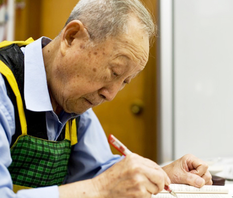 85岁的马玉东正在复习准备自考